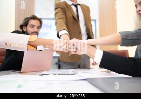 Gli uomini d'affari possono motivarsi a vicenda unendosi alle mani. Foto Stock