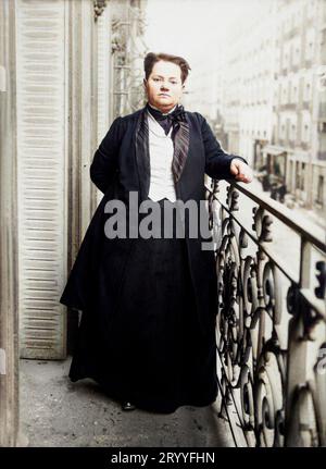 1910 , 22 marzo , Parigi , FRANCIA : la politica femminista francese , suffragetta , attivista per i diritti civili , pro abortista e donna dottoressa MADELEINE PELLETIER ( 1874 - 1939 ). Foto quando si offrì di candidarsi alle elezioni legislative e municipali di Parigi ma gli organi di governo le assegnarono un quartiere ( arrondismo ) che era impossibile vincere . Anche se il suo risultato è superiore a quello del precedente candidato socialista, è severamente battuta in queste elezioni. Foto di Agencie ROLL , fotografo sconosciuto . COLORATO DIGITALMENTE.- SUFFRAGIO UNIVERSALE - SUFFRAGETT Foto Stock