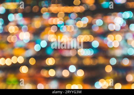 Sfondo sfocato del mercato notturno. Concetto di illuminazione astratto e decorativo. Tema di Natale e Capodanno. Foto Stock