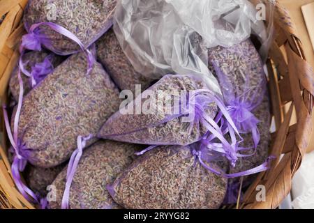 Astuccio con lavanda in un cestino di legno. Foto Stock