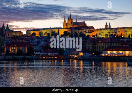 Vista dal fiume Moldava a Hradcany con il Castello di Praga, la Cattedrale di San Cattedrale di Vito, atmosfera serale, Praga, Repubblica Ceca Foto Stock
