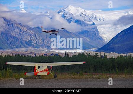 Due piccoli aerei del Bush di fronte a enormi ghiacciai, parco nazionale, avventura, viaggio, Kennicott, Wrangell St Elias National Park, Alaska, Stati Uniti Foto Stock