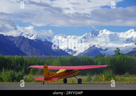 Piccolo Bush plane di fronte a enormi ghiacciai, parco nazionale, avventura, viaggio, Kennicott, Wrangell St Elias National Park, Alaska, Stati Uniti Foto Stock