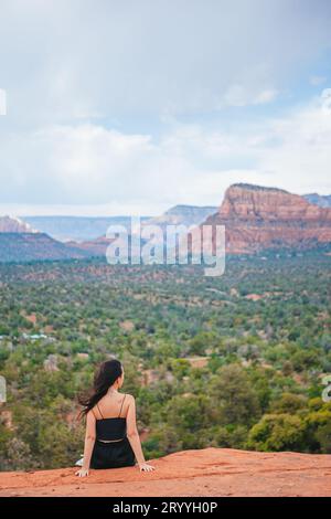 Woman gode della vista del paesaggio di Sedona dalla cima del sentiero escursionistico Bell Rock, famoso per i suoi numerosi vortici energetici Foto Stock