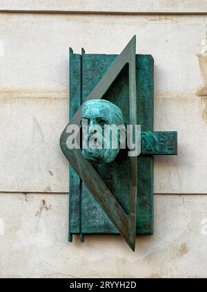 Monumento a Ernst Waldfried Josef Wenzel Mach, Praga, Repubblica Ceca Foto Stock