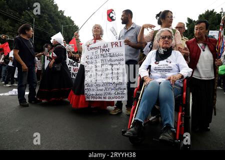 Città del Messico, Messico. 2 ottobre 2023. 2 ottobre 2023, città del Messico, Messico: Parenti e sopravvissuti del massacro di Tlatelolco nel 1968 in occasione della commemorazione del 55° anniversario del crimine di Stato nella piazza delle tre culture di città del Messico. Il 2 ottobre 2023 a città del Messico, Messico (foto di Luis Barron/Eyepix Group/Sipa USA). Credito: SIPA USA/Alamy Live News Foto Stock