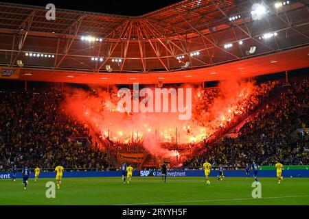 Blocco ventola, ventole, curva ventola, bandiere, atmosfera, coro d'atmosfera, coreografia, azione dei fan Borussia Dortmund BVB Bengalos, pirotecnica, piro Foto Stock