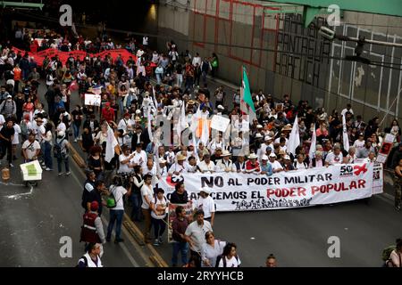 Città del Messico, Messico. 2 ottobre 2023. 2 ottobre 2023, città del Messico, Messico: Sopravvissuti al massacro di Tlatelolco, studenti e cittadini alla marcia del 55° anniversario del crimine di Stato nella piazza delle tre culture durante la loro mobilitazione a città del Messico. Il 2 ottobre 2023 a città del Messico, Messico (foto di Luis Barron/Eyepix Group/Sipa USA). Credito: SIPA USA/Alamy Live News Foto Stock
