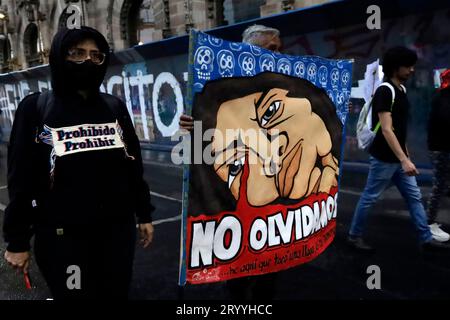 Città del Messico, Messico. 2 ottobre 2023. 2 ottobre 2023, città del Messico, Messico: Sopravvissuti al massacro di Tlatelolco, studenti e cittadini alla marcia del 55° anniversario del crimine di Stato nella piazza delle tre culture durante la loro mobilitazione a città del Messico. Il 2 ottobre 2023 a città del Messico, Messico (foto di Luis Barron/Eyepix Group/Sipa USA). Credito: SIPA USA/Alamy Live News Foto Stock