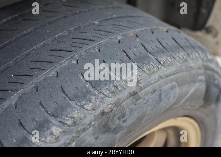 Primo piano delle vecchie ruote. Concetto automobilistico e dei materiali. Tema auto e veicolo. Foto Stock