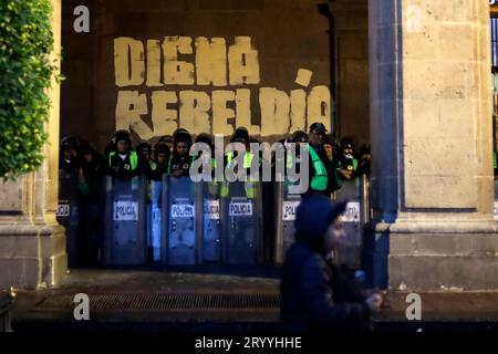 Città del Messico, Messico. 2 ottobre 2023. Polizia nello Zocalo durante la commemorazione del 55° anniversario del crimine di Stato nella piazza delle tre culture di città del Messico. Il 2 ottobre 2023 a città del Messico, Messico (Credit Image: © Luis Barron/eyepix via ZUMA Press Wire) SOLO PER USO EDITORIALE! Non per USO commerciale! Crediti: ZUMA Press, Inc./Alamy Live News Foto Stock