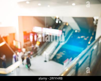 Sfondo sfocato dei grandi magazzini con la folla di persone nella sala convegni. Concetto astratto. Marketing aziendale e tema dell'evento Foto Stock