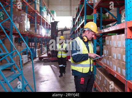 Caposquadra e dipendenti controllano i prodotti importati nel magazzino centrale. prima della consegna al distretto di ogni regione Foto Stock