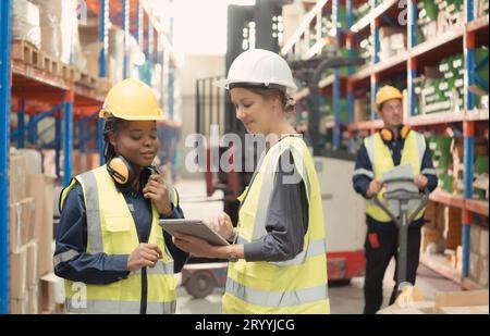 Responsabile con caposquadra e personale del magazzino, gestisce e monitora la preparazione dell'inventario per la distribuzione ai sub-centri regionali. Foto Stock