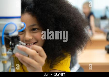 I bambini che usano la tecnologia del robot manuale, gli studenti stanno studiando la tecnologia, che è uno dei corsi STEM. Foto Stock