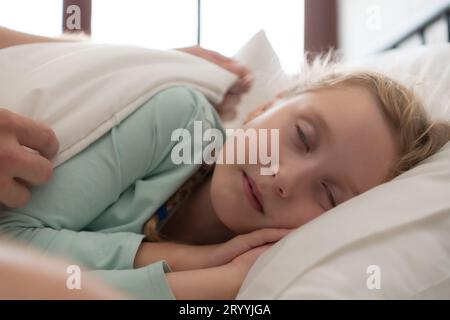 A un padre piace parlare con sua figlia nella sua camera da letto. prima di salutare e mandare sua figlia a letto Foto Stock