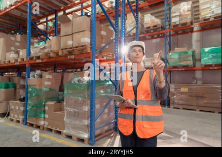 Portrait of warehouse supervisor in a large warehouse with their own preparation for the day's work Foto Stock