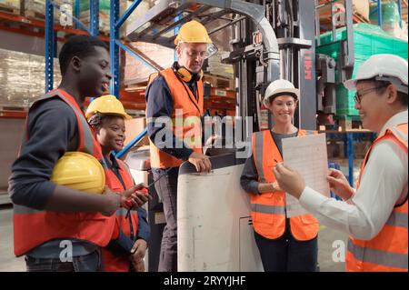 Per portare le merci fuori dal magazzino ai piccoli commercianti e finire questa notte, il direttore, il caposquadra e i lavoratori del magazzino devono lavorare sodo e meti Foto Stock