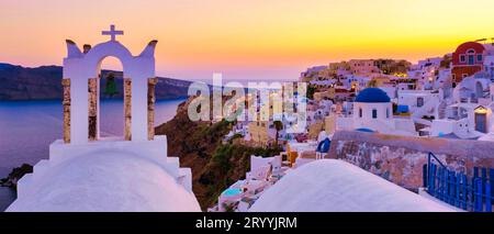 Tramonto al villaggio greco di Oia Santorini Grecia con vista sulla caldera dell'oceano Foto Stock