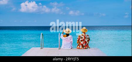 Coppia visita Playa Porto Marie spiaggia Curacao, spiaggia tropicale bianca con acqua turqouse oceano Foto Stock