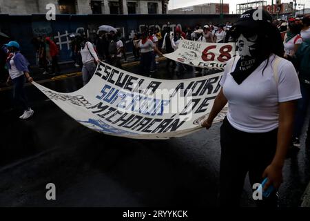 Città del Messico, Messico. 2 ottobre 2023. 2 ottobre 2023, città del Messico, Messico: Sopravvissuti al massacro di Tlatelolco, studenti e cittadini alla marcia del 55° anniversario del crimine di Stato nella piazza delle tre culture durante la loro mobilitazione a città del Messico. Il 2 ottobre 2023 a città del Messico, Messico (foto di Luis Barron/Eyepix Group). Crediti: Eyepix Group/Alamy Live News Foto Stock