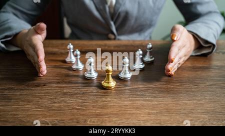 Capo scacchi e squadra. Concetto di risorse umane gestione della carriera con le mani strette pianificazione strategia con figure di scacchi. team di leadership o successo Foto Stock