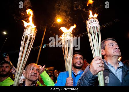 Bogotà, Colombia. 2 ottobre 2023. I manifestanti prendono parte mentre gli oppositori del governo prendono parte a una manifestazione contro il governo del presidente colombiano Gustavo Petro a Bogotà, il 2 ottobre 2023. Foto di: Chepa Beltran/Long Visual Press Credit: Long Visual Press/Alamy Live News Foto Stock