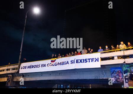 Bogotà, Colombia. 2 ottobre 2023. I manifestanti appendono un cartello a sostegno della polizia e delle forze militari colombiane mentre gli oppositori del governo prendono parte a una manifestazione contro il governo del presidente colombiano Gustavo Petro a Bogotà, il 2 ottobre 2023. Foto di: Chepa Beltran/Long Visual Press Credit: Long Visual Press/Alamy Live News Foto Stock