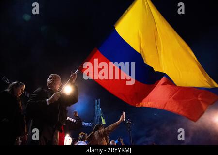 Bogotà, Colombia. 2 ottobre 2023. I manifestanti prendono parte mentre gli oppositori del governo prendono parte a una manifestazione contro il governo del presidente colombiano Gustavo Petro a Bogotà, il 2 ottobre 2023. Foto di: Chepa Beltran/Long Visual Press Credit: Long Visual Press/Alamy Live News Foto Stock