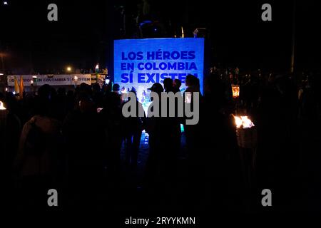 Bogotà, Colombia. 2 ottobre 2023. I manifestanti prendono parte mentre gli oppositori del governo prendono parte a una manifestazione contro il governo del presidente colombiano Gustavo Petro a Bogotà, il 2 ottobre 2023. Foto di: Chepa Beltran/Long Visual Press Credit: Long Visual Press/Alamy Live News Foto Stock