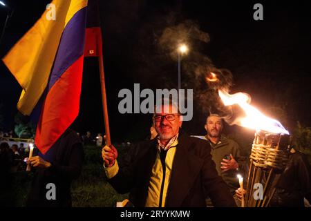 Bogotà, Colombia. 2 ottobre 2023. I manifestanti prendono parte mentre gli oppositori del governo prendono parte a una manifestazione contro il governo del presidente colombiano Gustavo Petro a Bogotà, il 2 ottobre 2023. Foto di: Chepa Beltran/Long Visual Press Credit: Long Visual Press/Alamy Live News Foto Stock