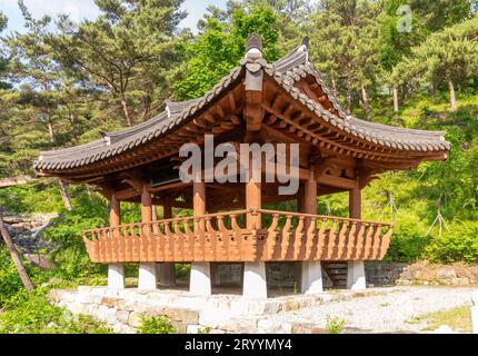 Architettura coreana - una pagoda di legno in tradizionale stile Coreano Foto Stock