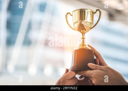 Champion Golden Trophy per il vincitore dello sfondo. Il successo e il raggiungimento del concetto. Lo sport e il premio Coppa del tema. Foto Stock