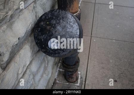 coperchio del tubo dell'acqua prelevato a colpo ravvicinato Foto Stock