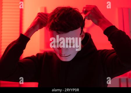 Questo è il volto di un hacker esperto di sistemi operativi e altri programmi. Sfrutterà i difetti e li violerà Foto Stock