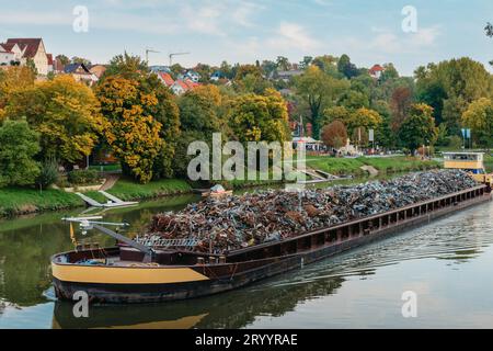 Settore dei trasporti. La chiatta della nave trasporta rottami metallici e sabbia con ghiaia. La chiatta caricata con rottami metallici si trova sulla strada Foto Stock