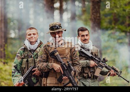 Un gruppo di soldati in schiera giurata che celebrano la pace dopo la battaglia Foto Stock