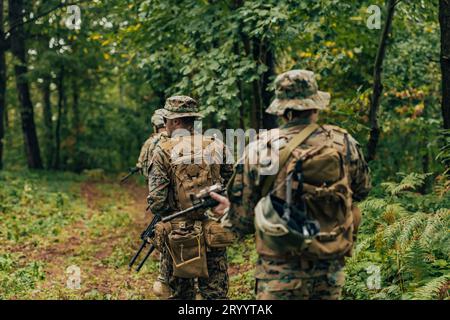 Soldati di guerra moderni Squad in esecuzione come Team in Battle Formation Foto Stock