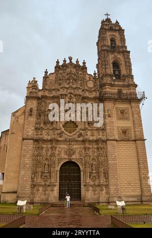 Lo stile barocco della facciata del xvii secolo Iglesia de San Francisco chiesa di Tepotzotlan, Messico Foto Stock