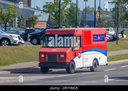 Calgary, Alberta, Canada. 26 luglio 2023. Vista di un parco veicoli Canada Post Truck lungo il percorso durante l'estate. Foto Stock