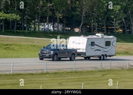 Calgary, Alberta, Canada. 1 agosto 2023. Un autocarro che traina un rimorchio camper camper in autostrada. Foto Stock