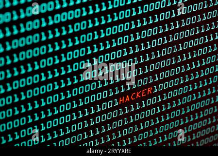 Testo hacker e concetto di codice binario dallo schermo del desktop, fuoco selettivo Foto Stock