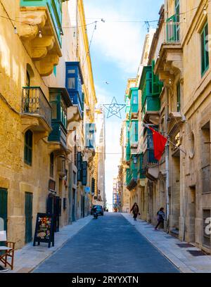 Strade colorate di la Valletta Malta, gita in città nella capitale di Malta con i suoi colorati balconi Foto Stock