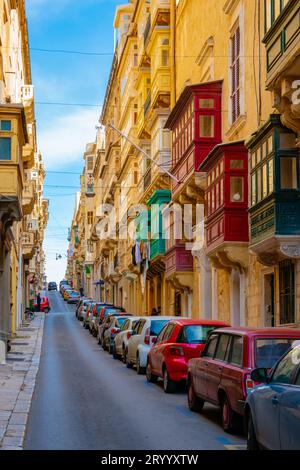 Strade colorate di la Valletta Malta, gita in città nella capitale di Malta con i suoi colorati balconi Foto Stock