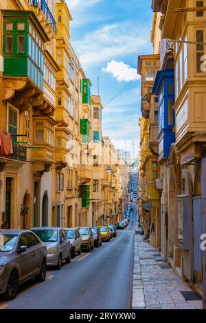 Strade colorate di la Valletta Malta, gita in città nella capitale di Malta con i suoi colorati balconi Foto Stock