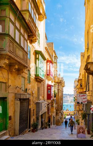 Strade colorate di la Valletta Malta, gita in città nella capitale di Malta con i suoi colorati balconi Foto Stock