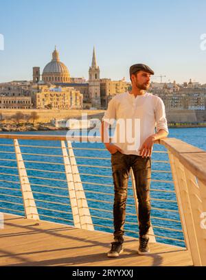 La Valletta Malta skyline, casa colorata balcone Malta Valletta, vista panoramica su la Valletta Foto Stock