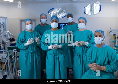 Ritratto di diversi chirurghi che indossano abiti chirurgici in sala operatoria all'ospedale Foto Stock