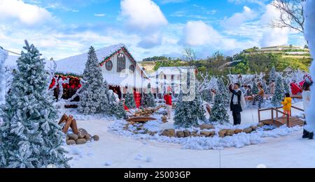 Natale a da Lat, Vietnam. Il paesaggio fuori città accoglie ogni casa in un tranquillo periodo natalizio. Foto Stock