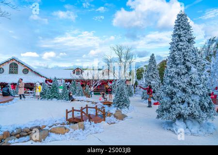 Natale a da Lat, Vietnam. Il paesaggio fuori città accoglie ogni casa in un tranquillo periodo natalizio. Foto Stock